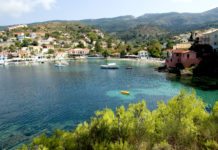 Assos – Das malerische Dorf im Norden Kefalonias Hafen von Assos