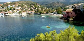 Assos – Das malerische Dorf im Norden Kefalonias Hafen von Assos