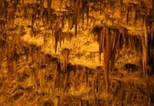 Die beeindruckende Drogarati-Tropfsteinhöhle Stalaktiten in der Drogarati Tropfsteinhoehle