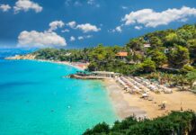 Strand von Makris Gialos – Hier ist immer etwas los Blick auf den Makris Gialos Strand in Kefalonia